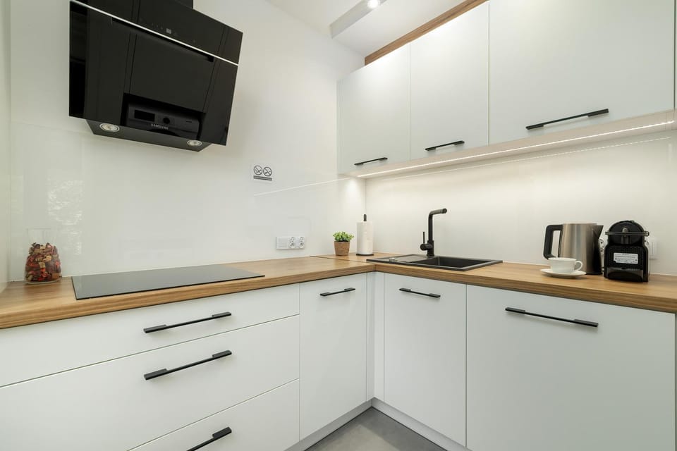 Coffee/tea facilities, Kitchen or kitchenette, stove