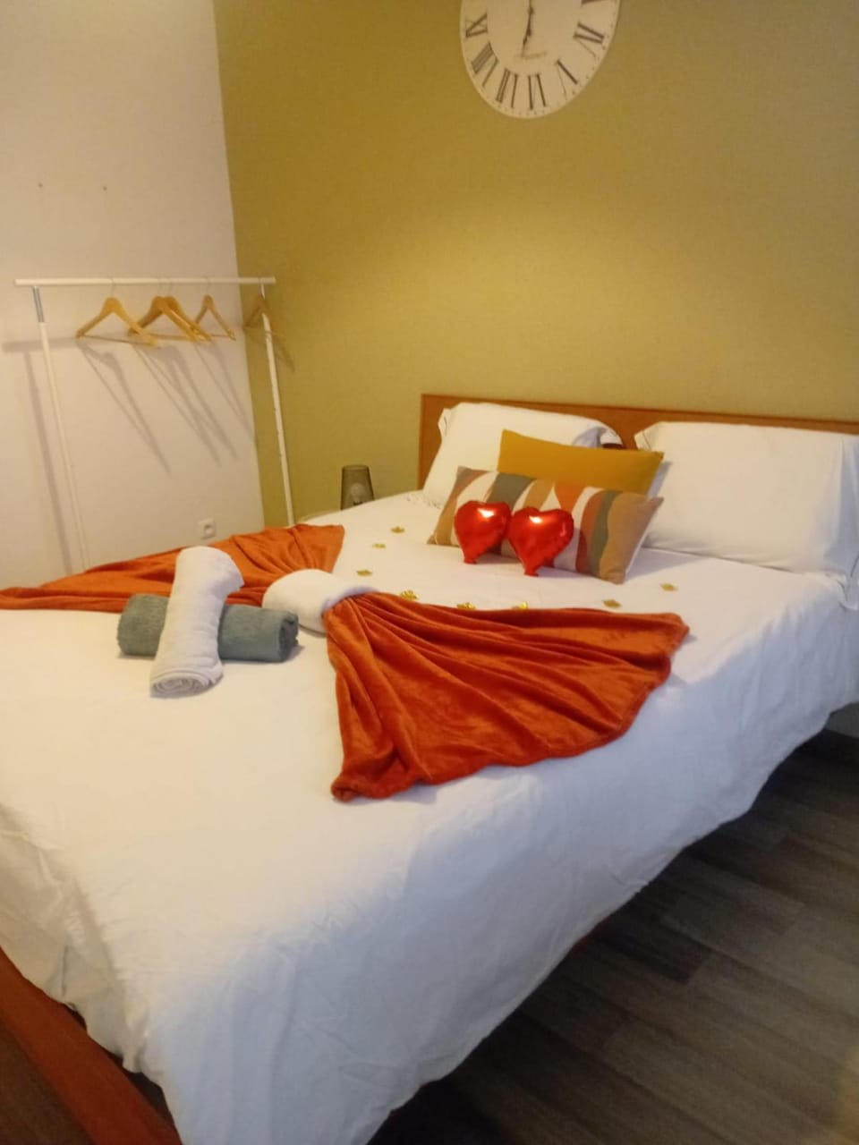 Bed, Night, Photo of the whole room, Bedroom, towels