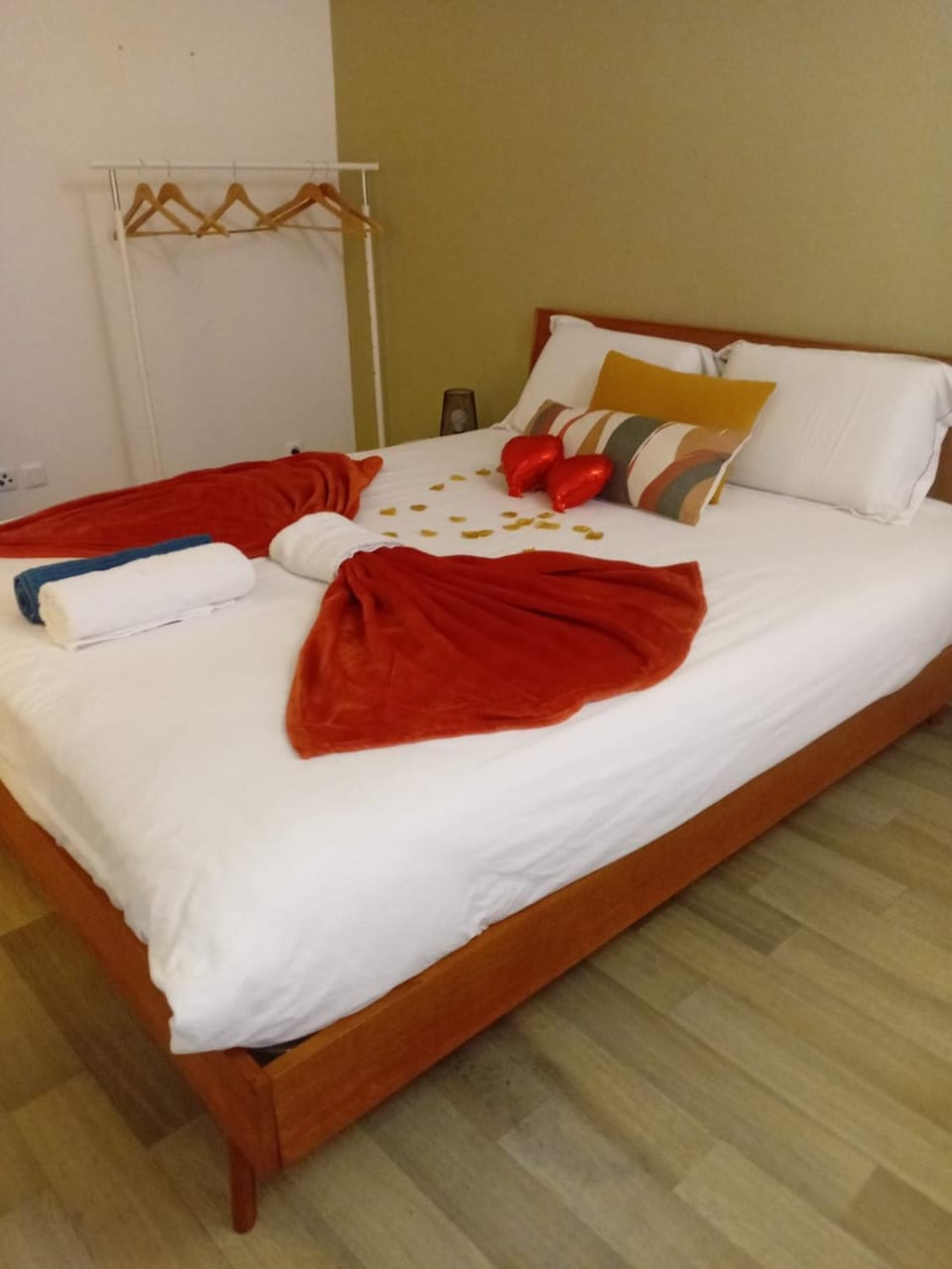 Bed, Night, Photo of the whole room, Bedroom, storage