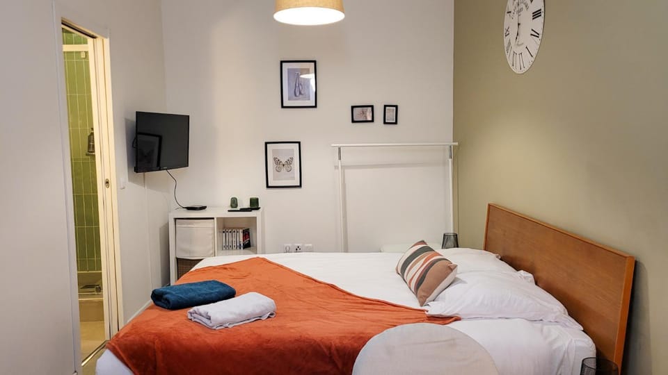 Bed, Night, TV and multimedia, Photo of the whole room, Decorative detail, Bedroom, towels