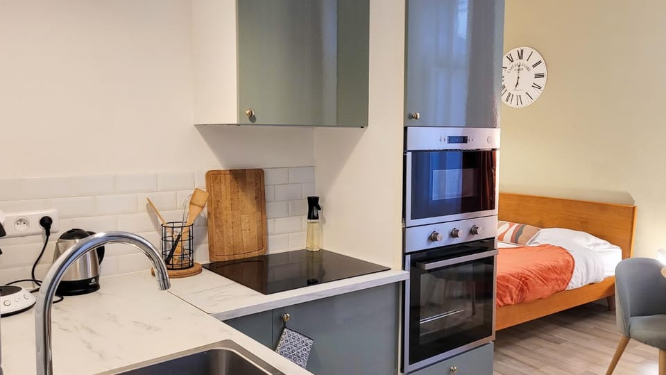 Bed, Coffee/tea facilities, Kitchen or kitchenette, Photo of the whole room, microwave, oven, stove