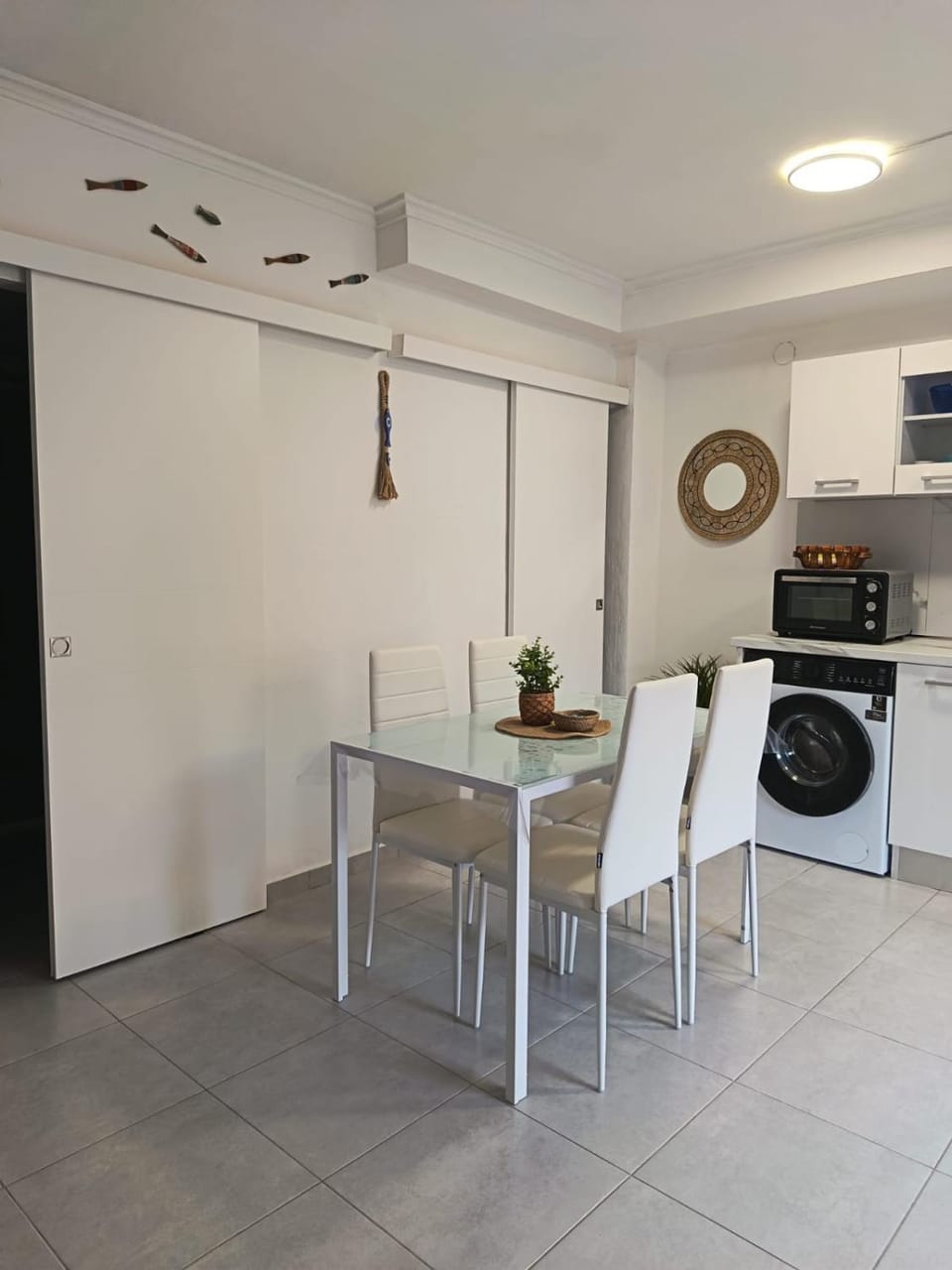 Kitchen or kitchenette, Dining area