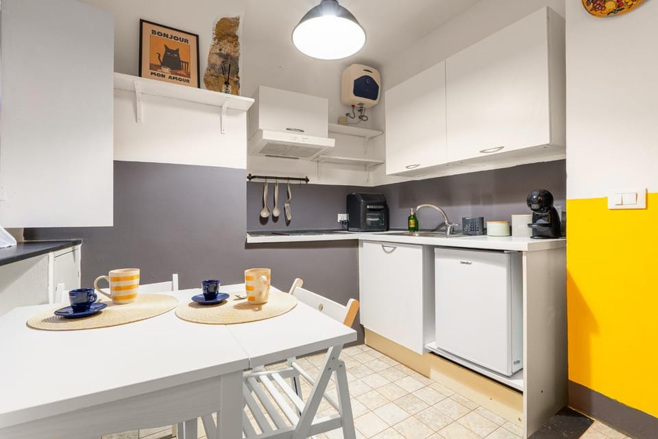 Coffee/tea facilities, Kitchen or kitchenette, oven, stove