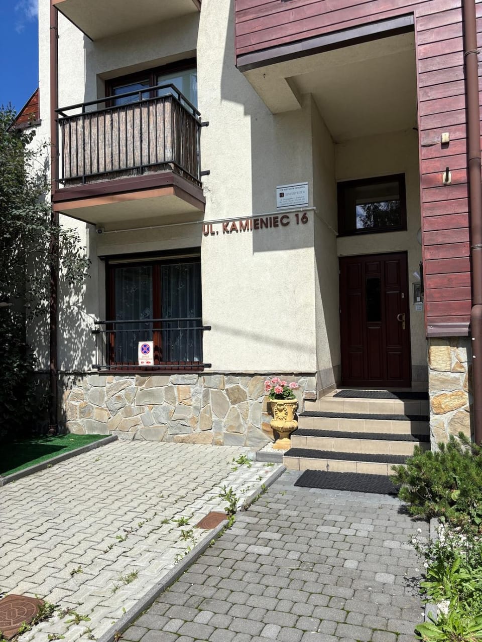 Property building, Facade/entrance, Day