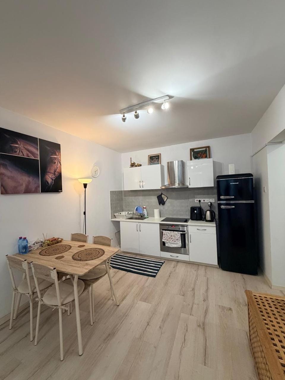 Kitchen or kitchenette, Dining area, oven
