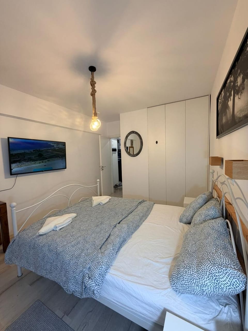 Bed, TV and multimedia, Bedroom