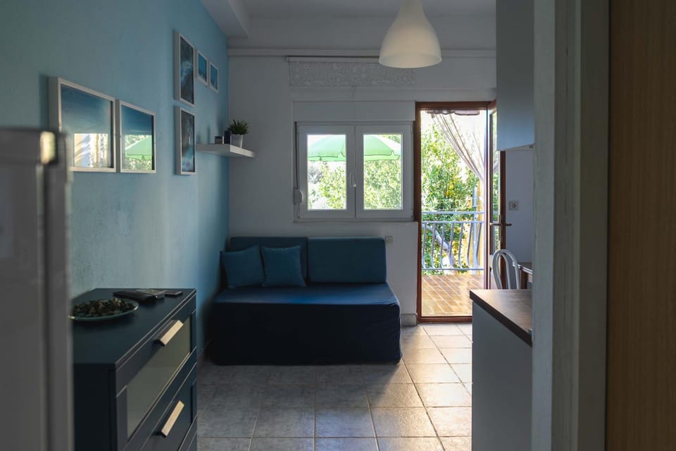 Bed, Living room, Seating area, Bedroom