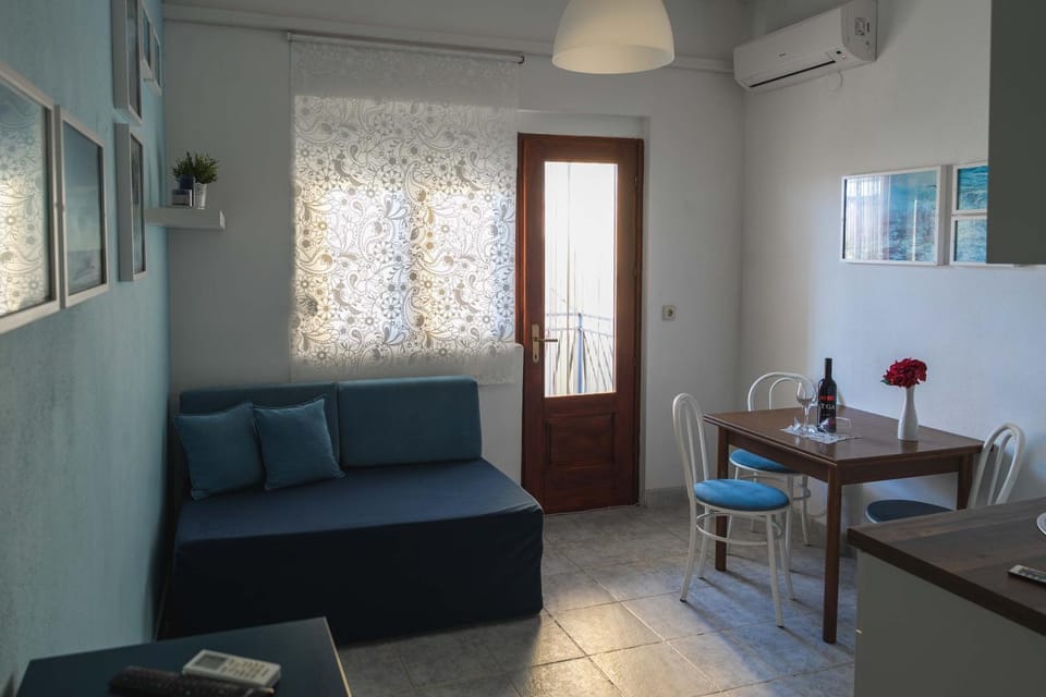 Living room, Seating area, Dining area, air conditioner
