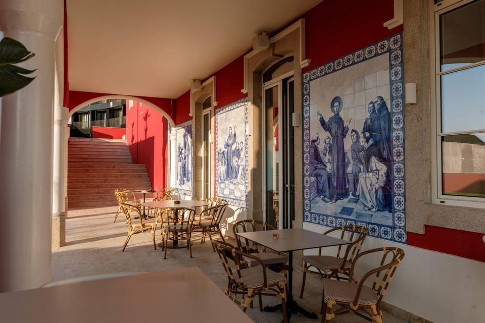 Restaurant/places to eat, Facade/entrance, Balcony/Terrace, Dining area