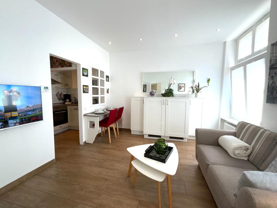 TV and multimedia, Living room, Seating area, Dining area, kitchen