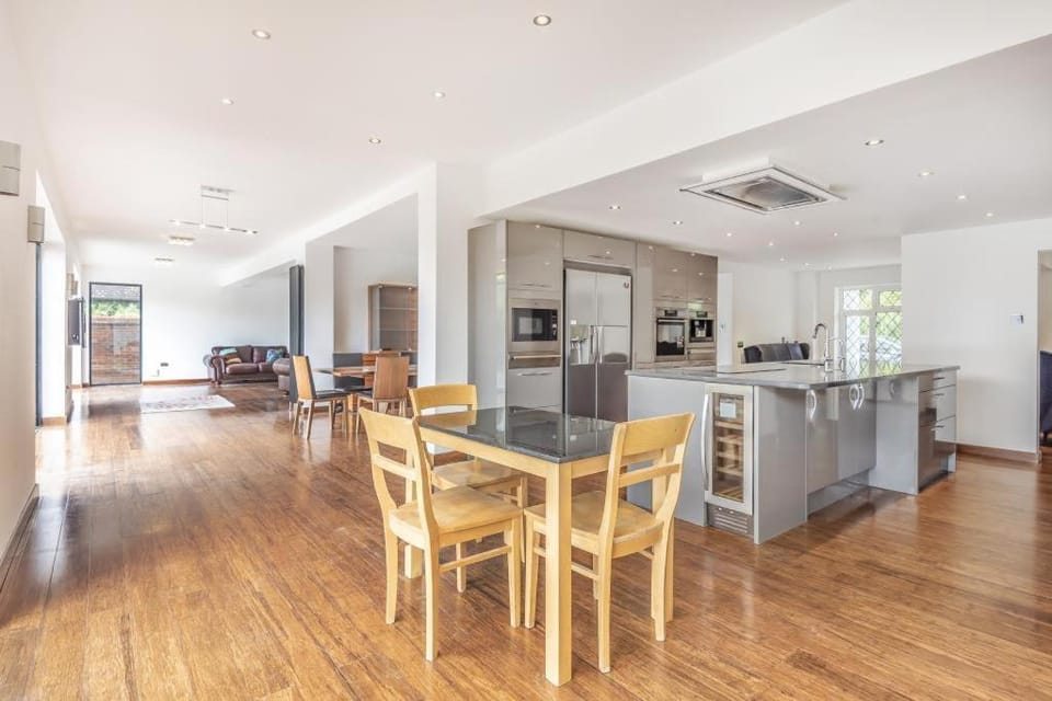 Kitchen or kitchenette, Dining area, minibar, oven, toaster