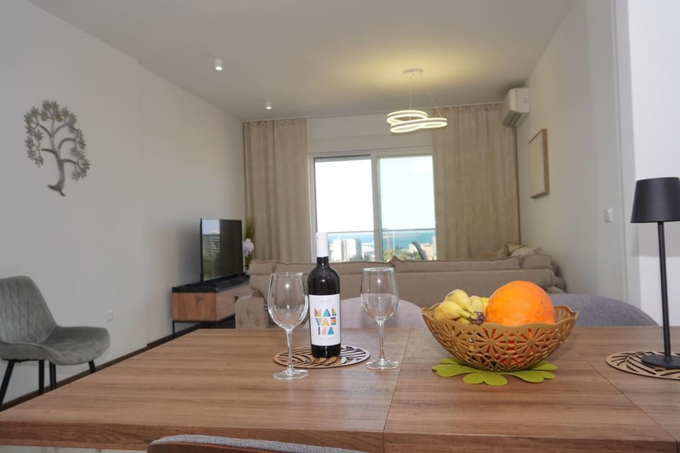 Living room, Food and drinks, Seating area, Dining area, Food, Drinks, Alcoholic drinks