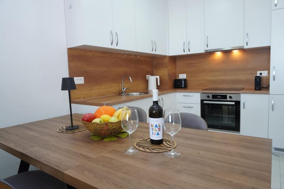 Coffee/tea facilities, Kitchen or kitchenette, Dining area, dishwasher, oven, pet friendly, stove, toaster
