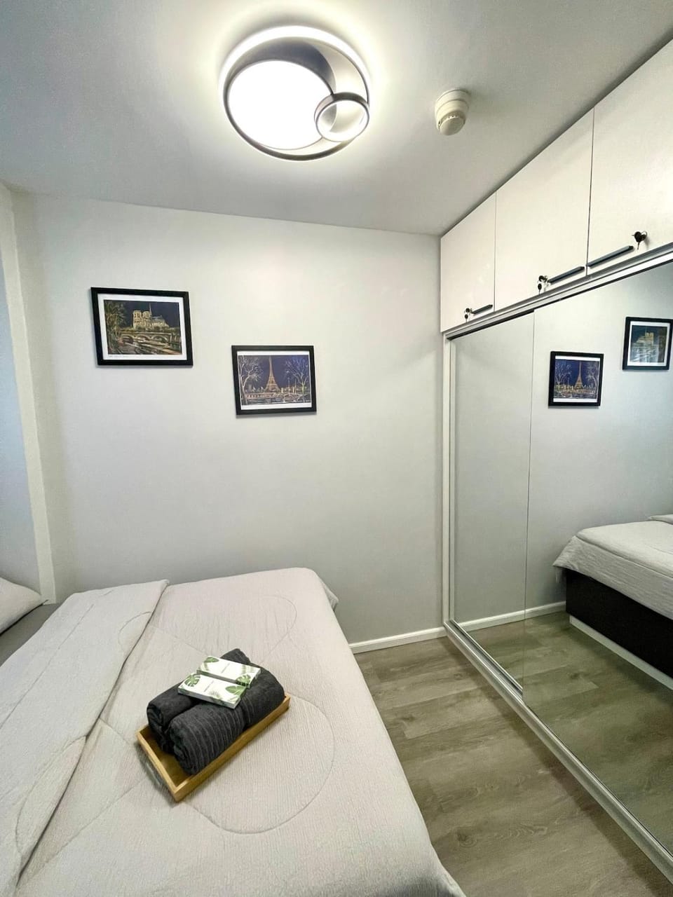 Nyli Minimalist Suite Apartment in Las Pinas