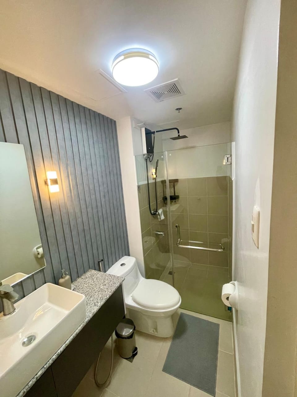 Nyli Minimalist Suite Apartment in Las Pinas
