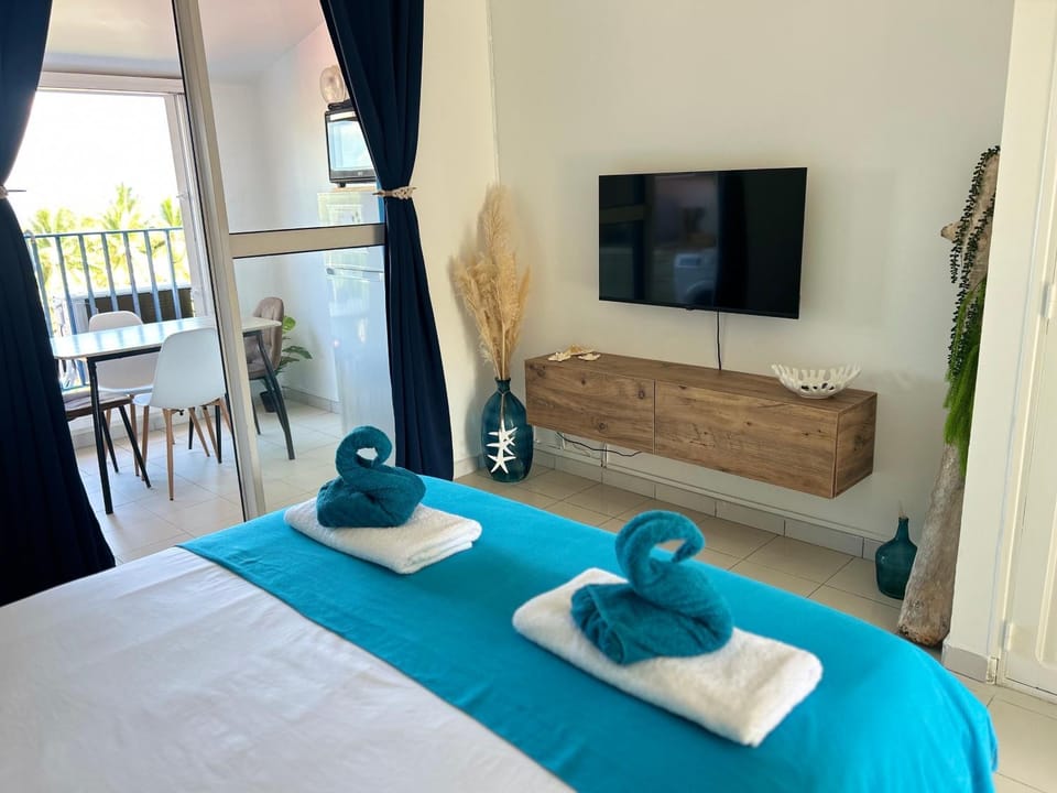 Bed, TV and multimedia, Bedroom, towels