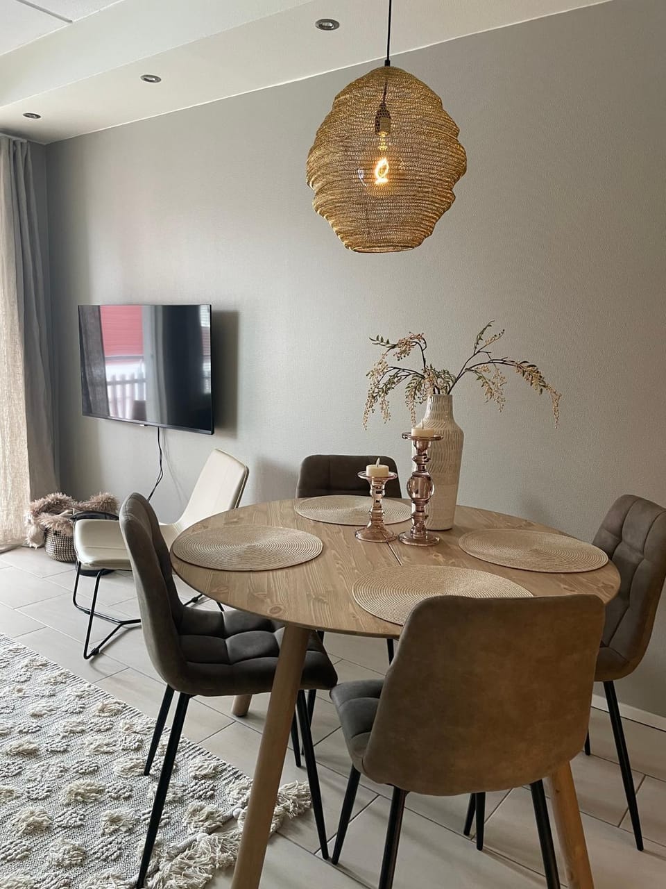 TV and multimedia, Living room, Seating area, Dining area