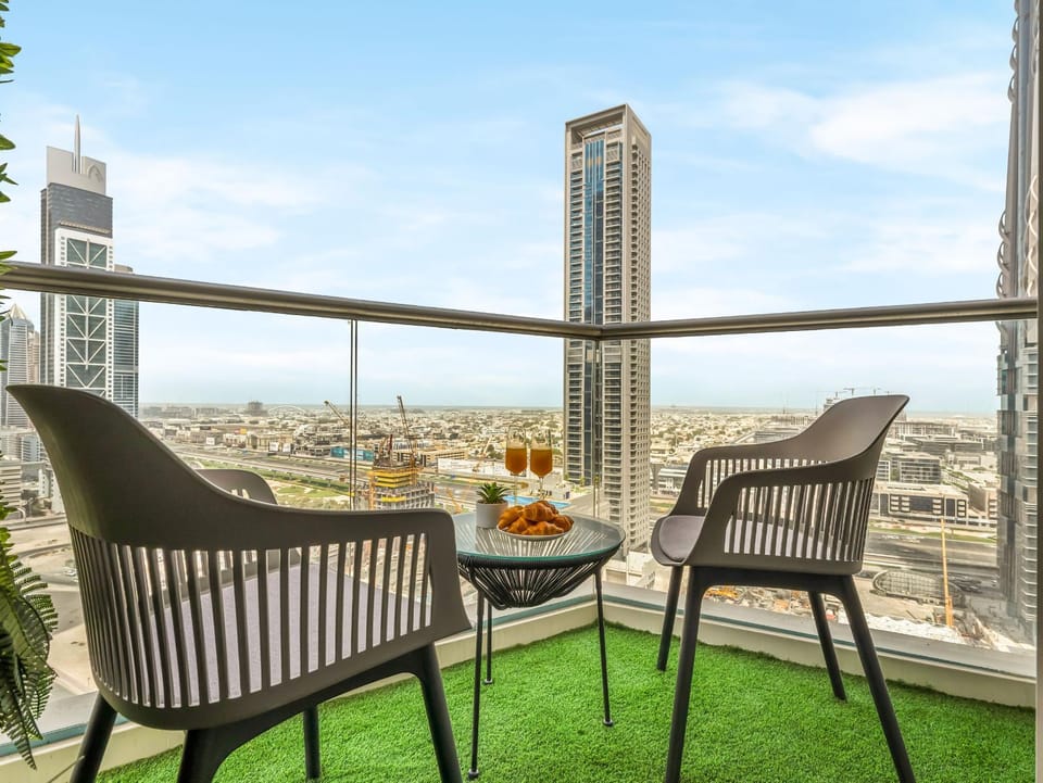 Property building, Day, View (from property/room), Balcony/Terrace, Seating area, Dining area, City view
