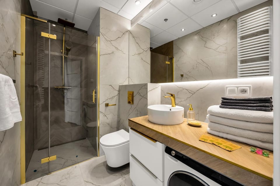 Shower, Toilet, Bathroom, towels, washing machine