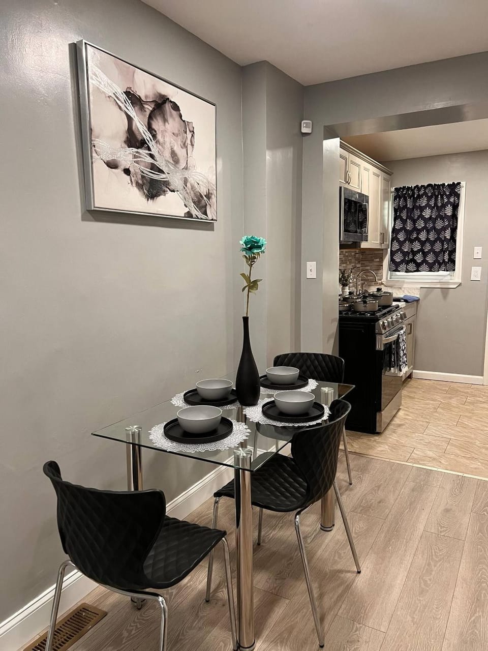 Decorative detail, Dining area, microwave, oven
