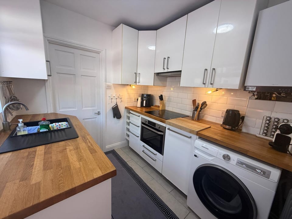 Coffee/tea facilities, Kitchen or kitchenette, dishwasher, oven, stove, toaster, washing machine