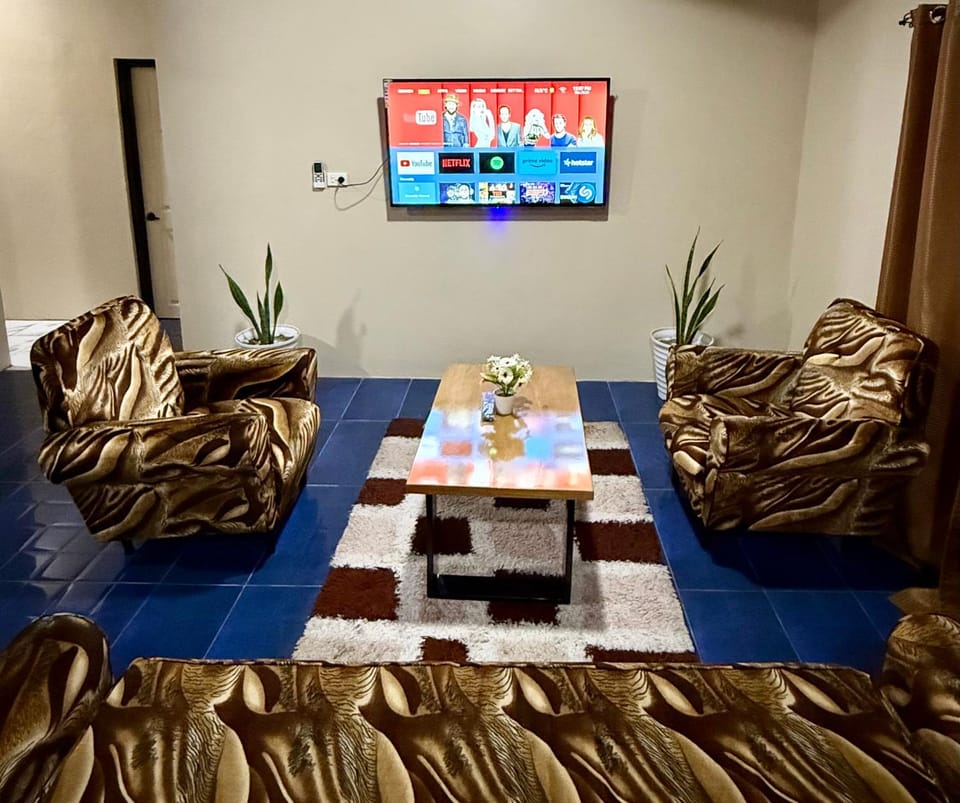 TV and multimedia, Living room, Seating area, Evening entertainment