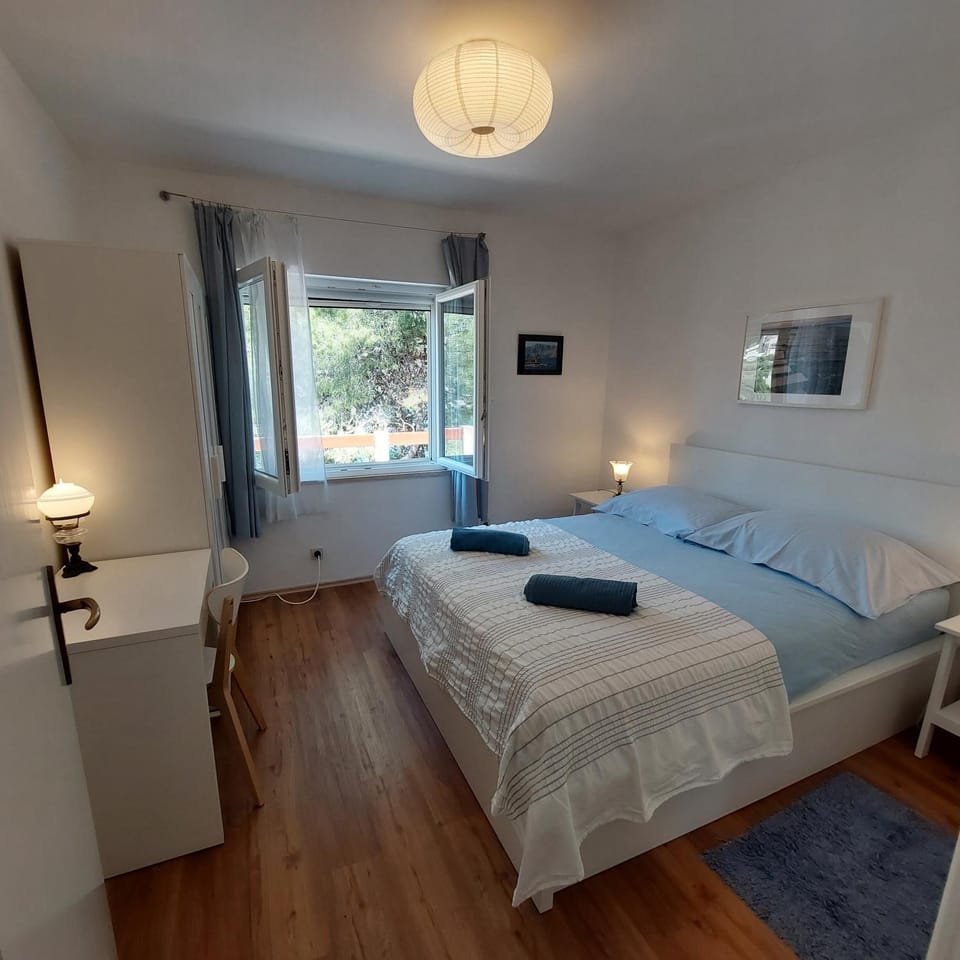 Property building, Bed, Photo of the whole room, Bedroom, Sea view, towels