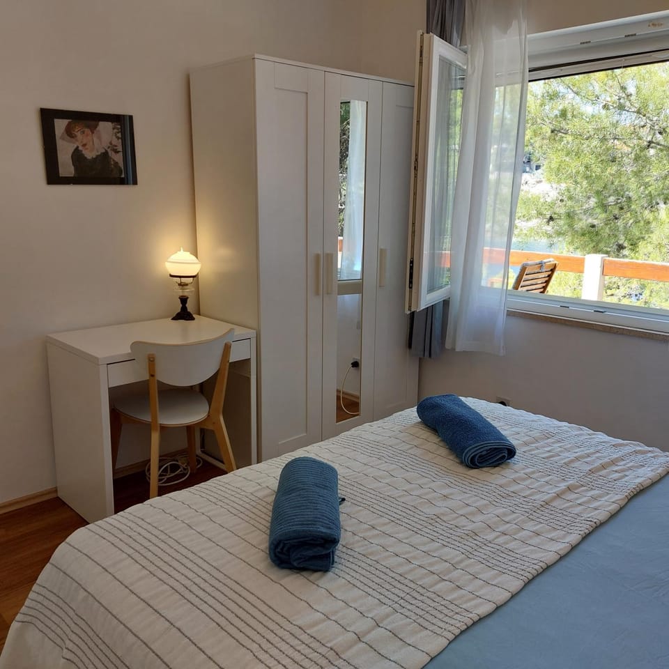 Property building, Bed, Photo of the whole room, Bedroom, Garden view, Sea view, towels