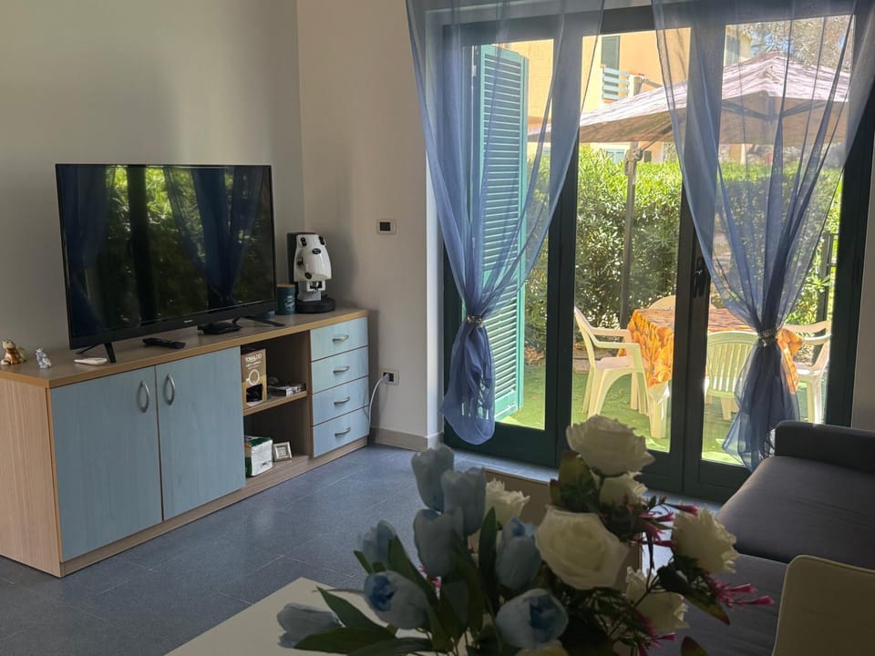 Communal lounge/ TV room, TV and multimedia, Kitchen or kitchenette, Garden view