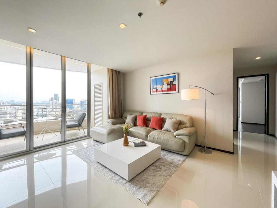Spacious City 118 SQM Fast WiFi BTS Chong Nonsi Apartment in Bangkok