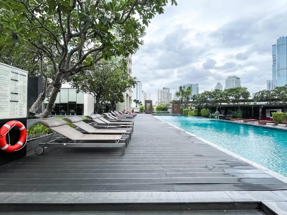 Spacious City 118 SQM Fast WiFi BTS Chong Nonsi Apartment in Bangkok