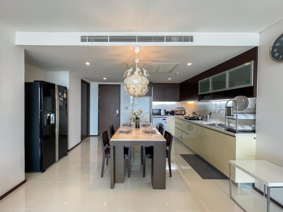 Spacious City 118 SQM Fast WiFi BTS Chong Nonsi Apartment in Bangkok