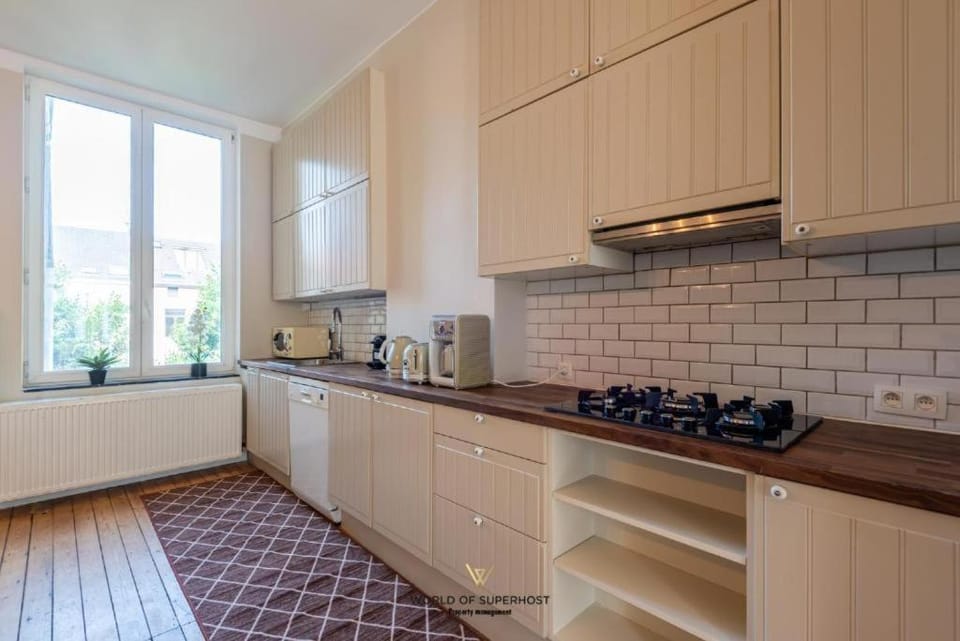 Coffee/tea facilities, Kitchen or kitchenette, dishwasher, stove, kitchen