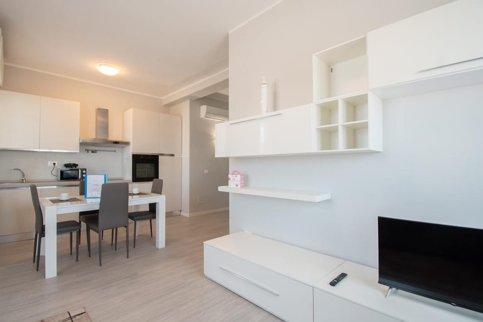 TV and multimedia, Kitchen or kitchenette, Dining area, oven, stove