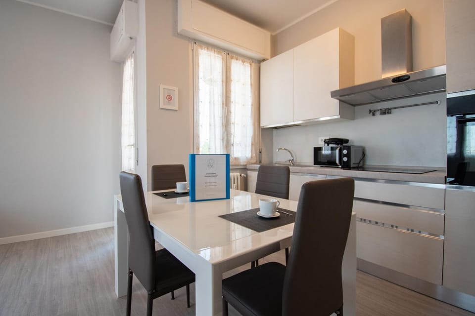 Kitchen or kitchenette, Dining area, oven, stove