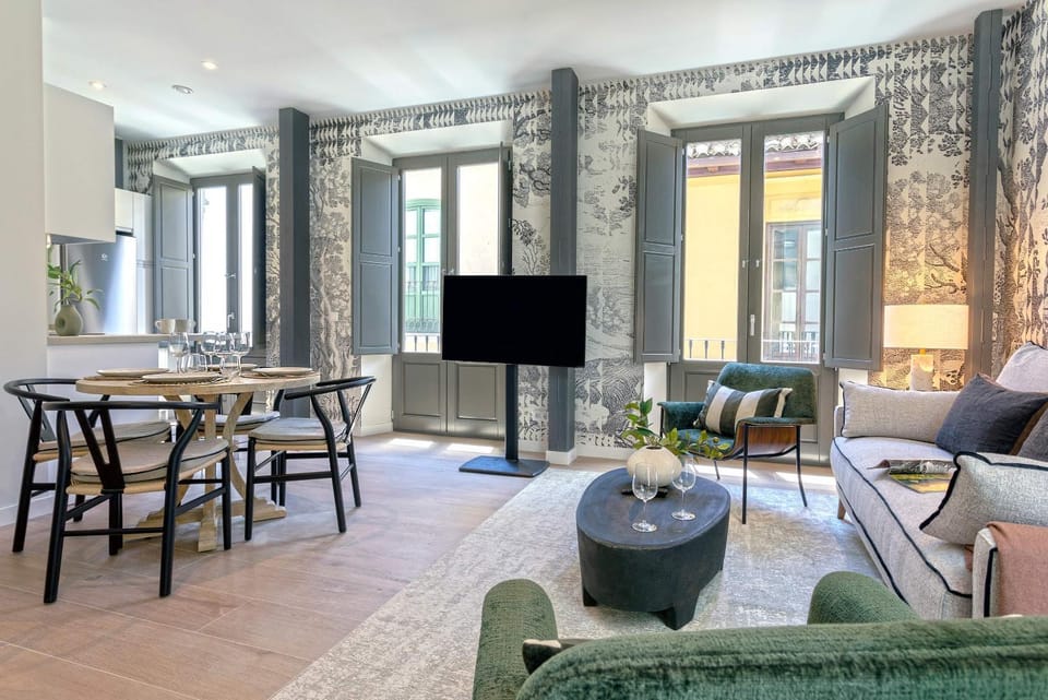 TV and multimedia, Living room, Seating area, Dining area
