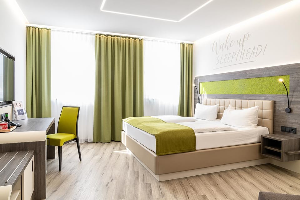 Bed, TV and multimedia, Photo of the whole room, Seating area, Bedroom