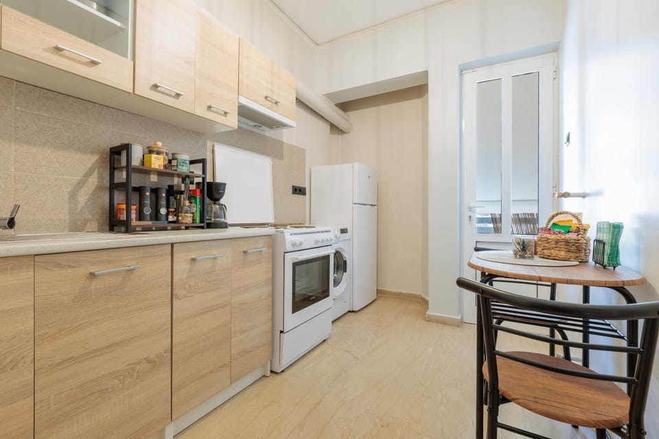 Coffee/tea facilities, Kitchen or kitchenette, Food and drinks, Dining area, oven, stove, toaster