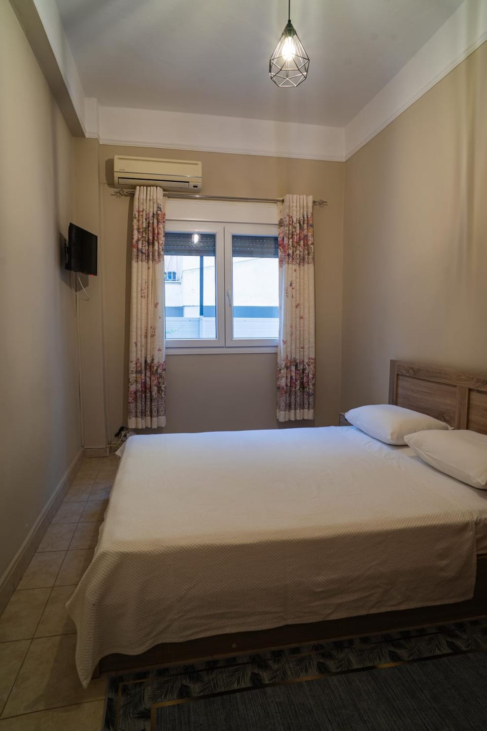 Bed, TV and multimedia, Bedroom