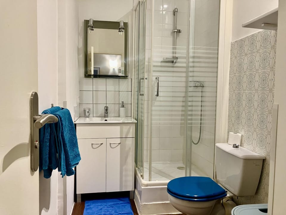 Shower, Toilet