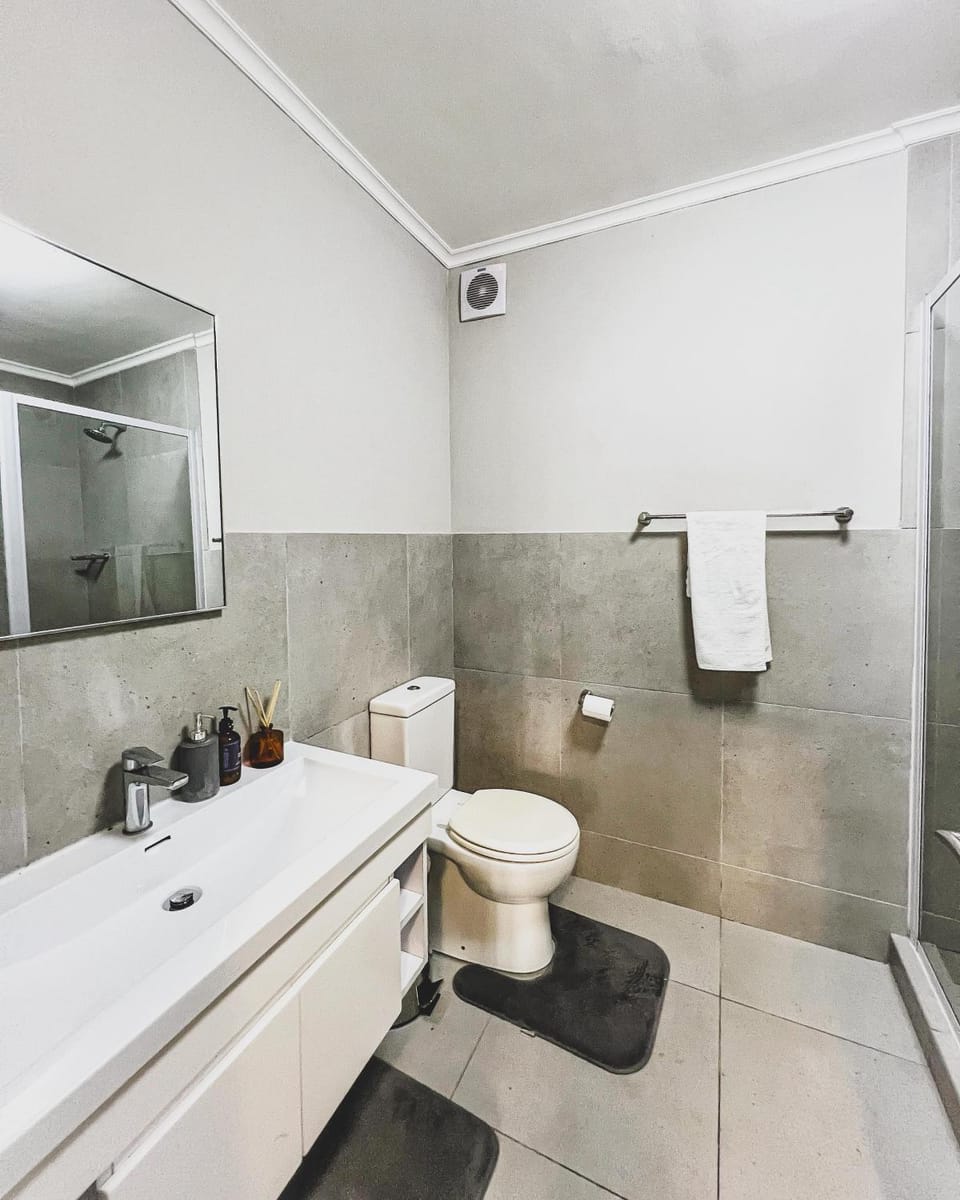 Spacious 2 bedroom Apt near Canal Walk Apartment in Cape Town