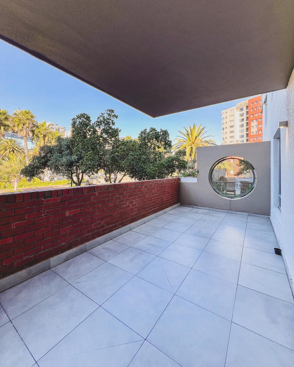Spacious 2 bedroom Apt near Canal Walk Apartment in Cape Town