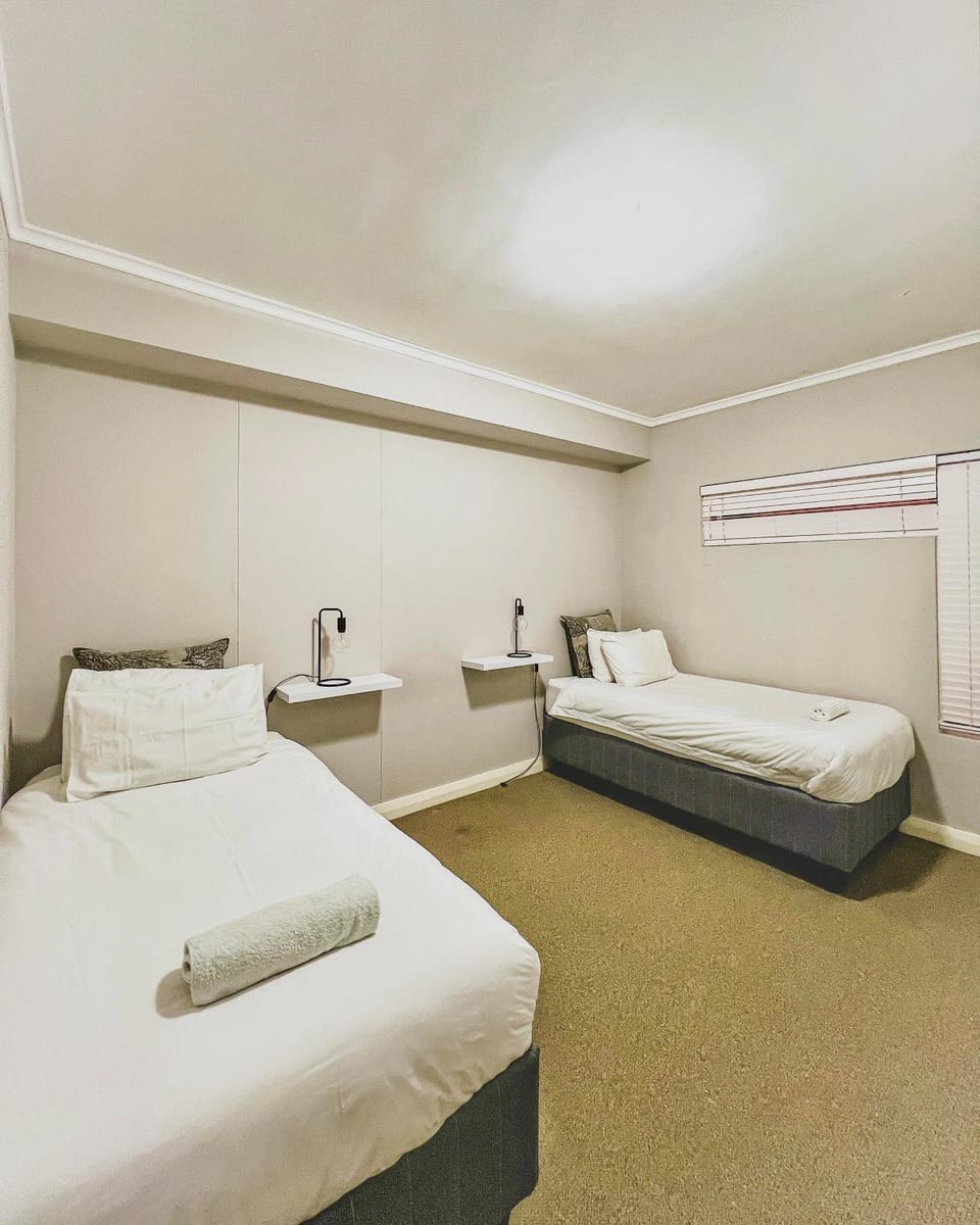 Spacious 2 bedroom Apt near Canal Walk Apartment in Cape Town
