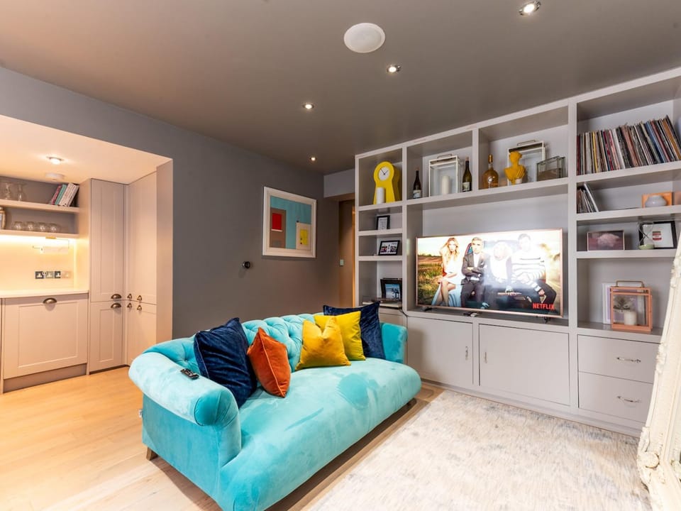 Communal lounge/ TV room, TV and multimedia, Kitchen or kitchenette, Living room, Other, Seating area, Evening entertainment