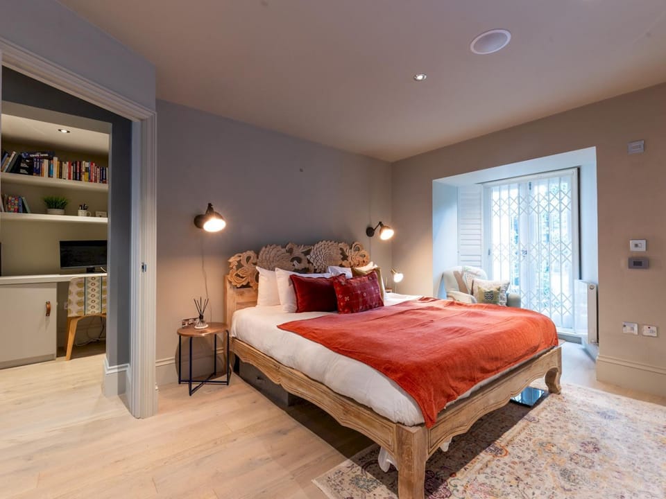 Bed, Library, Other, Photo of the whole room, Bedroom, wardrobe