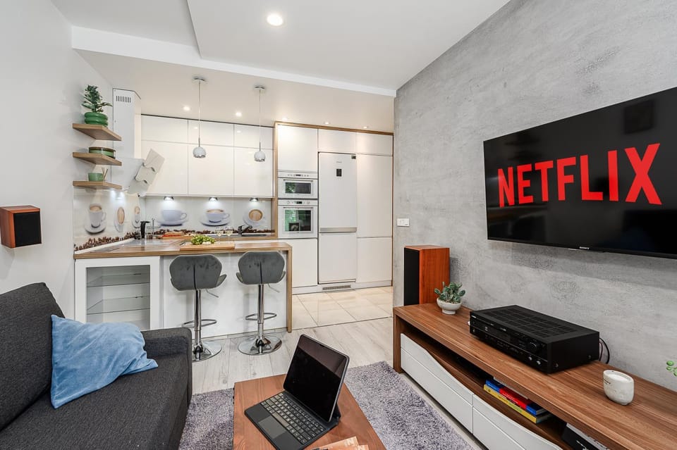 Kitchen or kitchenette, Living room, Seating area, Dining area