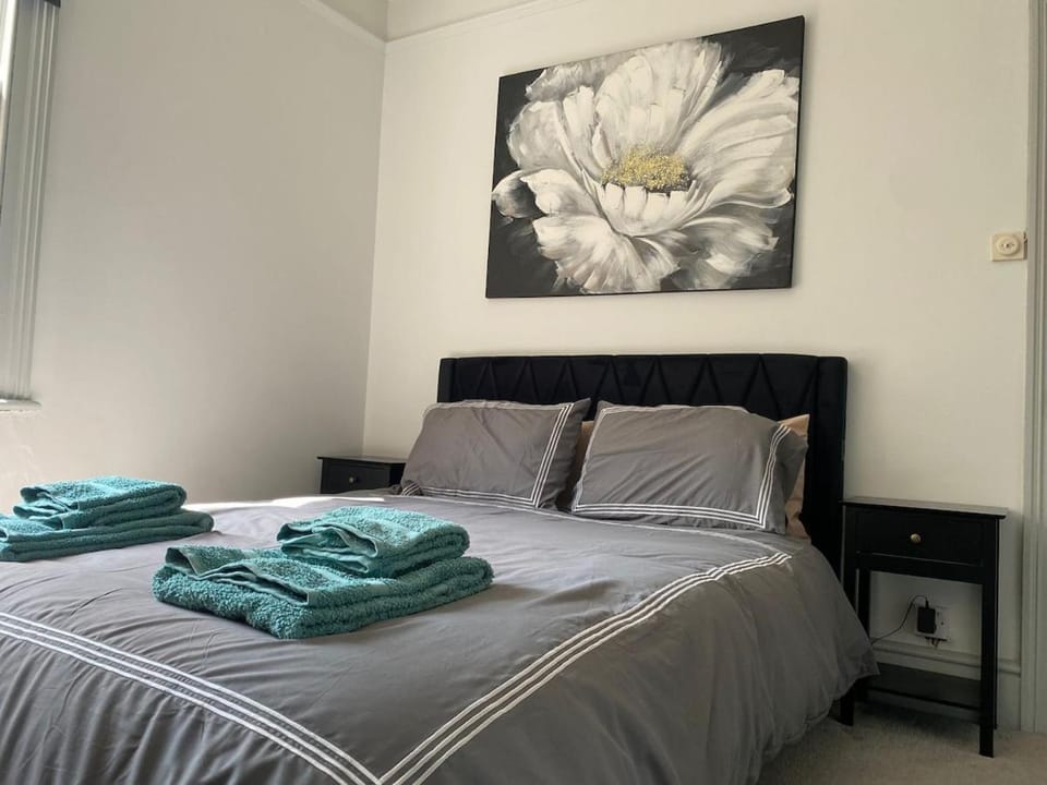 Bed, Bedroom, towels