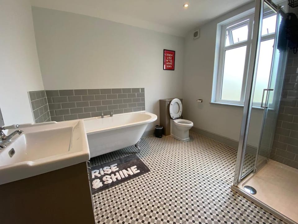 Shower, Toilet, Bathroom, Bath, towels