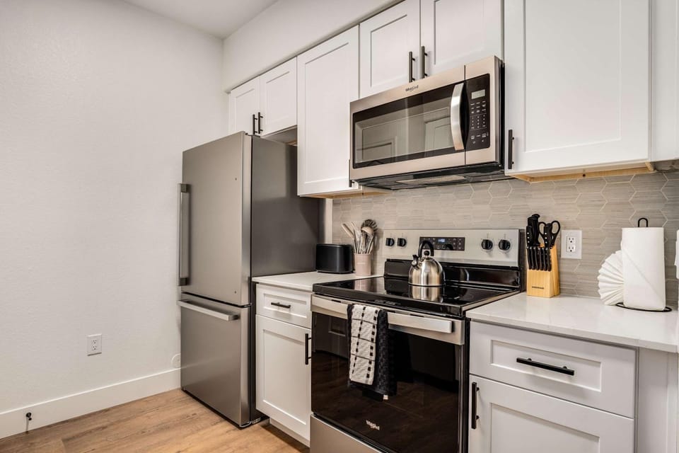 Boulevard Stays Quiet Modern 1BR Pickleball Pool Parking Gym 02 Apartment in Chandler