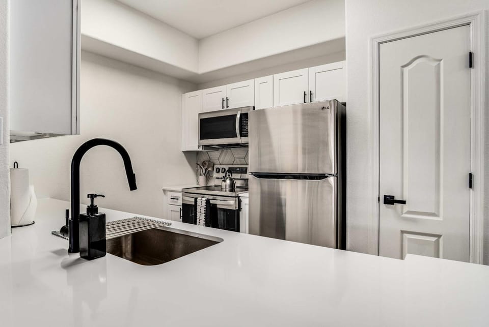 Boulevard Stays Quiet Modern 2BR Pickleball Pool Parking Gym 03 Apartment in Chandler